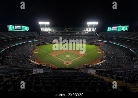 OAKLAND, CALIFORNIA - AGOSTO 05: Una vista generale dell'Oakland Coliseum sull'ultimo campo della partita durante il nono inning tra gli Oakland Athletics e i Chicago White Sox all'Oakland Coliseum il 5 agosto 2024 a Oakland, California. La presenza annunciata fu di 4.971 spettatori, il 14° più basso totale finora nella stagione 2024. (Foto di Michael Yanow/immagine dello sport) Foto Stock