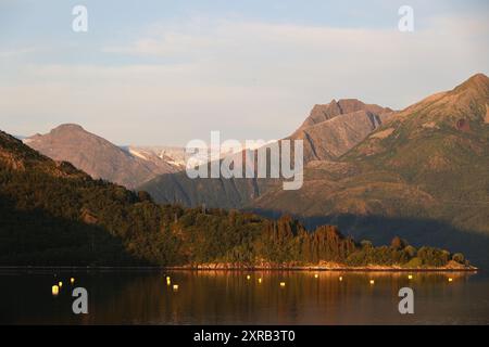 Holandsfjord con il ghiacciaio Svartisen sullo sfondo in Norvegia Foto Stock