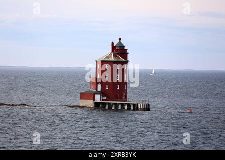 Faro di Kjeungskjaer al largo della costa norvegese Foto Stock