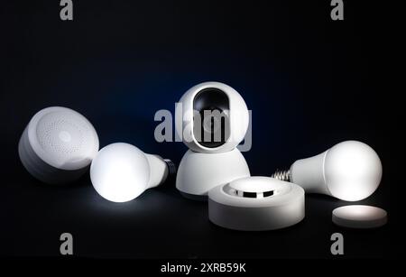 Dispositivi domestici intelligenti su sfondo nero. Foto Stock