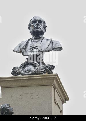 Busto commemorativo a Londra, Inghilterra, a Joseph Lister (1827-1912), chirurgo, scienziato medico, patologo sperimentale e pioniere della chirurgia antisettica Foto Stock