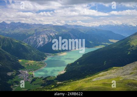 Montagne in alto Adige in una giornata di sole d'estate, lago Reschensee Graun im Vinschgau Svizzera Foto Stock