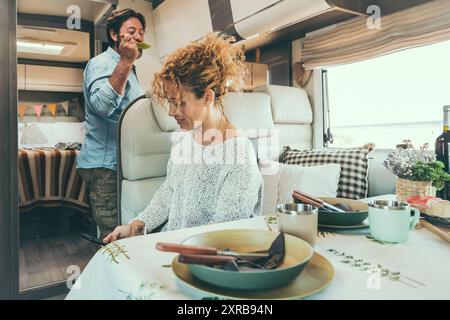 Coppia in camper rilassante preparando il pranzo e godendosi del tempo libero Foto Stock