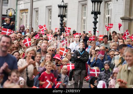 Odense, Danimarca. 09 agosto 2024. Il municipio di Odense si riempì rapidamente e centinaia di persone dovettero aspettare fuori quando la medaglia d'oro a badminton Viktor Axelsen fu premiata al municipio di Odense, venerdì 9 agosto 2024. Viktor Axelsen ha vinto l'oro nel singolare maschile di badminton alle Olimpiadi di Parigi. (Foto: Claus Fisker/Ritzau Scanpix) credito: Ritzau/Alamy Live News Foto Stock