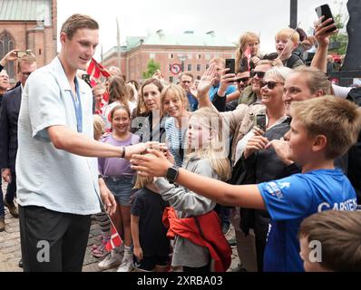 Odense, Danimarca. 09 agosto 2024. Centinaia di tifosi hanno dovuto aspettare fuori dal municipio di Odense, mentre il vincitore della medaglia d'oro nel badminton Viktor Axelsen è stato premiato al municipio di Odense, venerdì 9 agosto 2024. Viktor Axelsen ha vinto l'oro nel singolare maschile di badminton alle Olimpiadi di Parigi. (Foto: Claus Fisker/Ritzau Scanpix) credito: Ritzau/Alamy Live News Foto Stock