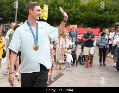 Odense, Danimarca. 09 agosto 2024. Viktor Axelsen, medaglia d'oro al badminton, è onorata al municipio di Odense, venerdì 9 agosto 2024. Viktor Axelsen ha vinto l'oro nel badminton maschile alle Olimpiadi di Parigi. (Foto: Claus Fisker/Ritzau Scanpix) credito: Ritzau/Alamy Live News Foto Stock