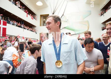 Odense, Danimarca. 09 agosto 2024. Viktor Axelsen, medaglia d'oro al badminton, si celebra al municipio di Odense, venerdì 9 agosto 2024. Viktor Axelsen ha vinto l'oro nel badminton maschile alle Olimpiadi di Parigi. (Foto: Claus Fisker/Ritzau Scanpix) credito: Ritzau/Alamy Live News Foto Stock