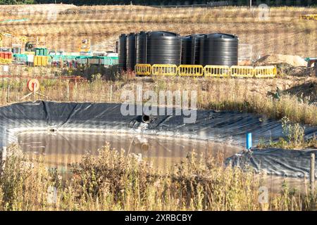 Little Missenden, Regno Unito. 8 agosto 2024. I lavori di costruzione della HS2 sul canale di ventilazione Little Missenden nel Buckinghamshire proseguono sul collegamento HS2 High Speed Rail da Londra a Birmingham. Ci sono quattro pozzi di ventilazione e un pozzo di intervento nel tunnel attraverso le Chilterns che verrebbero utilizzati per l'accesso di emergenza, se necessario, una volta che i nuovi treni HS2 sono in funzione sotto le Chilterns. Questa è la quarta ventilazione ed è in costruzione vicino alla A413 a Little Missenden. I lavori dovrebbero essere completati entro aprile 2025. Crediti: Maureen McLean/Alamy Foto Stock
