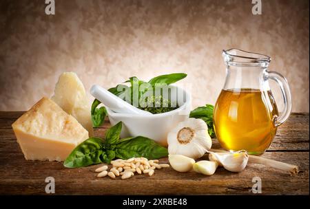 Ingredienti per l'italiano pesto (pesto alla genovese). Foto Stock