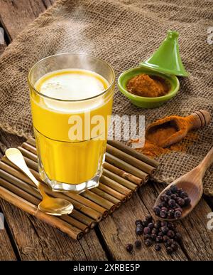 Golden latte, fatta con la curcuma. Rimedio per molte malattie. Foto Stock