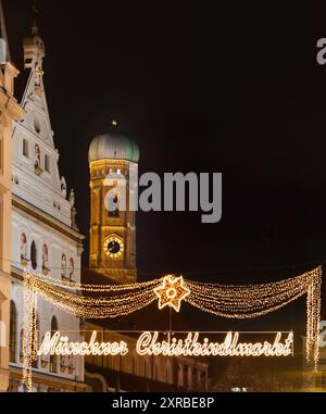 I mercati di Monaco sono incredibilmente belli, con luci fiabesche che fiancheggiano le strade e alberi di Natale illuminati e stelle sparse per il mercato. Foto Stock