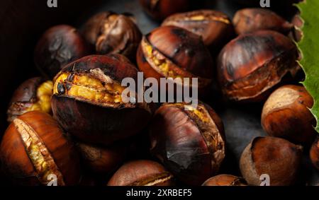 Close up di castagne arrostite in una padella snocciolate Foto Stock