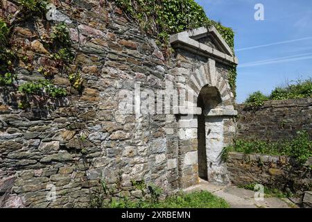 Ingresso ad arco agli edifici storici di Drakes Island appena a sud di Plymouth, nello stretto di Plymouth. Isola in vendita 2024 Foto Stock