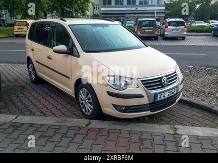 OSTRAVA, REPUBBLICA CECA - 23 MARZO 2024: Auto beige Volkswagen Touran MPV parcheggiata in strada Foto Stock