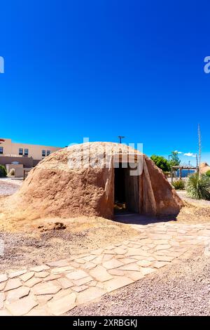 hogan femminile tradizionale fatto di mosto e tronchi, Navajo Shadehouse Museum, Arizona, USA Foto Stock