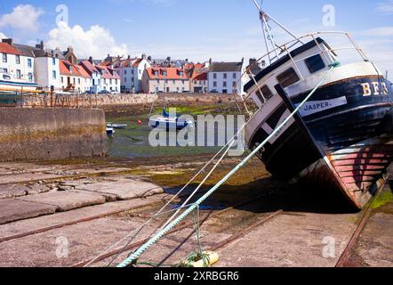 La barca da pesca Jasper si trova sullo scalo al porto di St Monans Foto Stock