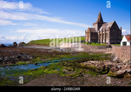 Si dice che St Monans sia la chiesa più vicina al mare in Scozia Foto Stock