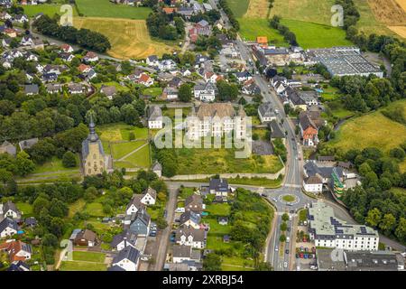 Luftbild, ehemalige Deutschordenskommende Mülheim Schloss, kath. Kirche St. Margaretha, Sichtigvor, Warstein, Sauerland, Nordrhein-Westfalen, Deutschland ACHTUNGxMINDESTHONORARx60xEURO *** Vista aerea, ex castello Deutschordenskommende Mülheim, chiesa cattolica di St Margaretha, Sichtigvor, Warstein, Sauerland, Renania settentrionale-Vestfalia, Germania ATTENTIONxMINDESTHONORARx60xEURO Foto Stock