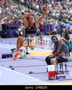 Parigi, Francia. 09 agosto 2024. Katarina Johnson Thompson salta nel salto lungo dell'Heptathlon allo Stade de France il quattordicesimo giorno delle Olimpiadi di Parigi di venerdì 9 agosto 2024. Foto di Hugo Philpott/UPI credito: UPI/Alamy Live News Foto Stock