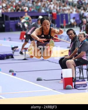 Parigi, Francia. 09 agosto 2024. Katarina Johnson Thompson salta nel salto lungo dell'Heptathlon allo Stade de France il quattordicesimo giorno delle Olimpiadi di Parigi di venerdì 9 agosto 2024. Foto di Hugo Philpott/UPI credito: UPI/Alamy Live News Foto Stock