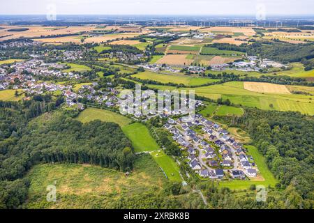 Luftbild, Einfamilienhaus Wohngebiet Wohnsiedlung VOR der Unsohle, Wiesen und Felder, hinten mit Windräder Windpark, Belecke, Warstein, Sauerland, Nordrhein-Westfalen, Deutschland ACHTUNGxMINDESTHONORARx60xEURO *** Vista aerea, casa unifamiliare, zona residenziale immobiliare VOR der Unsohle, prati e campi, dietro con turbine eoliche, parco eolico, Belecke, Warstein, Sauerland, Renania settentrionale-Vestfalia, Germania ATTENTIONxMINDESTHONORARx60xEURO Foto Stock