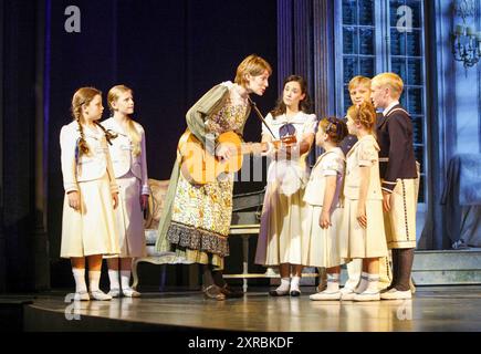 Connie Fisher (Maria Rainer) con i bambini von Trapp nel SUONO DELLA MUSICA al London Palladium, Londra W1 15/11/2006 musica: Richard Rodgers testi: Oscar Hammerstein II libro: Howard Lindsay & Russel Crouse design: Robert Jones illuminazione: Mark Henderson coreografia: Arlene Phillips regista: Jeremy Sams Foto Stock