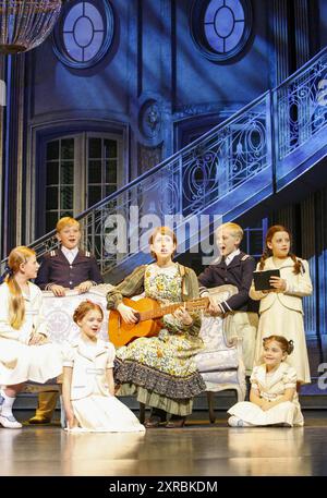 Connie Fisher (Maria Rainer) con i bambini von Trapp nel SUONO DELLA MUSICA al London Palladium, Londra W1 15/11/2006 musica: Richard Rodgers testi: Oscar Hammerstein II libro: Howard Lindsay & Russel Crouse design: Robert Jones illuminazione: Mark Henderson coreografia: Arlene Phillips regista: Jeremy Sams Foto Stock