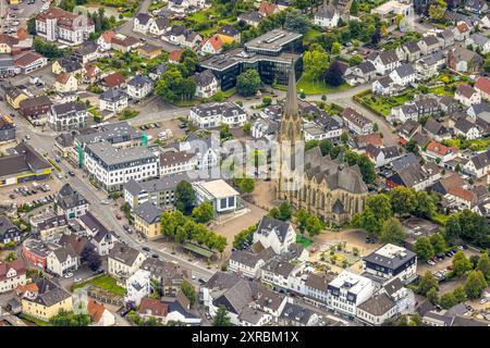 Luftbild, Rathaus Stadtverwaltung, kath. Pfarrkirche St. Pankratius, hinten Warsteiner Braurei Haus Cramer, Warstein, Sauerland, Nordrhein-Westfalen, Deutschland ACHTUNGxMINDESTHONORARx60xEURO *** Vista aerea, municipio municipale, chiesa parrocchiale di cath St Pankratius, dietro Warsteiner Braurei Haus Cramer, Warstein, Sauerland, Germania, RESTRESTRUNGESTRXRATORENSIONORENSIONRENSIONRENSIONORASE, Germania, Germania Foto Stock