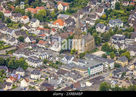 Luftbild, Rathaus Stadtverwaltung, kath. Pfarrkirche St. Pankratius, Baustelle im Stadtzentrum mit Neubau Wohngebäude an der Hauptstraße, Warstein, Sauerland, Nordrhein-Westfalen, Deutschland ACHTUNGxMINDESTHONORARx60xEURO *** Vista aerea, amministrazione comunale, chiesa parrocchiale cattolica St Pankratius, cantiere nel centro della città con nuovo edificio residenziale sulla strada principale, Waralia, Germania, SauxRESTRESTRESTRESTRASTERRXRASE nord, Germania Foto Stock