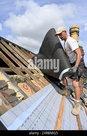 Lavori di copertura, MAN sul tetto che installa una nuova membrana di sfiato e ripiastrellatura, Regno Unito Foto Stock