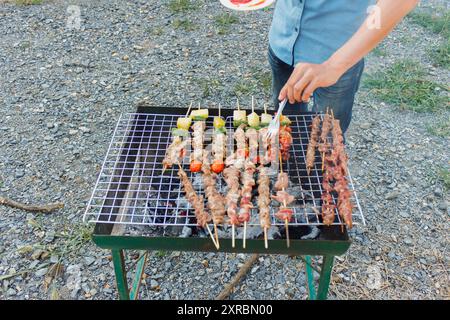 Immagini sfocate , Un gruppo di colleghi ha tenuto una festa barbecue. (Barbecue) all'interno della villa dopo il lavoro per celebrare il successo. Barbecue (barbecue) per famiglie Foto Stock