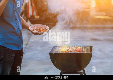 Immagini sfocate , Un gruppo di colleghi ha tenuto una festa barbecue. (Barbecue) all'interno della villa dopo il lavoro per celebrare il successo. Barbecue (barbecue) per famiglie Foto Stock