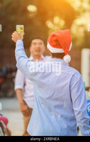 Immagini sfocate, barbecue (barbecue) dopo il lavoro per celebrare il successo che può raggiungere l'obiettivo di vendita. Un gruppo di colleghi ha tenuto una festa barbecue (B Foto Stock