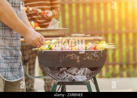 Immagini sfocate , Un gruppo di colleghi ha tenuto una festa barbecue. (Barbecue) all'interno della villa dopo il lavoro per celebrare il successo. Barbecue (barbecue) per famiglie Foto Stock