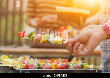 Immagini sfocate , Un gruppo di colleghi ha tenuto una festa barbecue. (Barbecue) all'interno della villa dopo il lavoro per celebrare il successo. Barbecue (barbecue) per famiglie Foto Stock