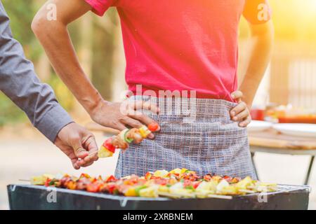 Immagini sfocate , Un gruppo di colleghi ha tenuto una festa barbecue. (Barbecue) all'interno della villa dopo il lavoro per celebrare il successo. Barbecue (barbecue) per famiglie Foto Stock