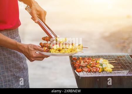 Immagini sfocate , Un gruppo di colleghi ha tenuto una festa barbecue. (Barbecue) all'interno della villa dopo il lavoro per celebrare il successo. Barbecue (barbecue) per famiglie Foto Stock