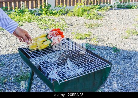 Immagini sfocate , Un gruppo di colleghi ha tenuto una festa barbecue. (Barbecue) all'interno della villa dopo il lavoro per celebrare il successo. Barbecue (barbecue) per famiglie Foto Stock