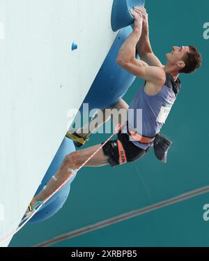 Le Bourget, Francia. 9 agosto 2024. Adam Ondra della Repubblica Ceca gareggia durante la finale maschile di arrampicata sportiva ai Giochi Olimpici di Parigi 2024 a le Bourget Climbing Venue, vicino Parigi, Francia, 9 agosto 2024. Crediti: Gao Jing/Xinhua/Alamy Live News Foto Stock