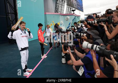 Le Bourget, Francia. 9 agosto 2024. La cerimonia di vittoria per il masso maschile e il piombo di arrampicata sportiva ai Giochi Olimpici di Parigi 2024 si tiene a le Bourget Climbing Venue, vicino a Parigi, Francia, 9 agosto 2024. Crediti: Gao Jing/Xinhua/Alamy Live News Foto Stock