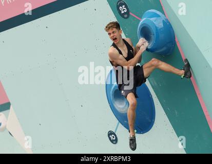 Le Bourget, Francia. 9 agosto 2024. Toby Roberts della Gran Bretagna gareggia durante la finale di arrampicata sportiva maschile ai Giochi Olimpici di Parigi 2024 a le Bourget Climbing Venue, vicino Parigi, Francia, 9 agosto 2024. Crediti: Gao Jing/Xinhua/Alamy Live News Foto Stock