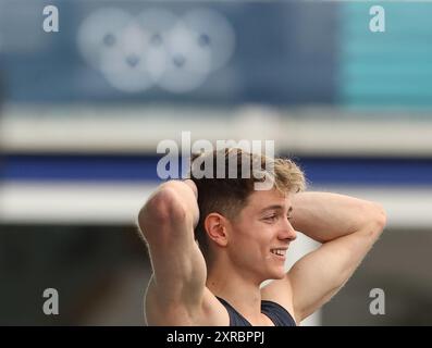 Le Bourget, Francia. 9 agosto 2024. Toby Roberts, Gran Bretagna, celebra dopo la finale di arrampicata sportiva maschile ai Giochi Olimpici di Parigi 2024 a le Bourget Climbing Venue, vicino a Parigi, Francia, 9 agosto 2024. Crediti: Gao Jing/Xinhua/Alamy Live News Foto Stock