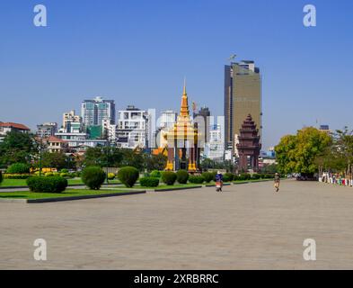 Phnom Penh, Cambogia - 9 gennaio 2020: Veduta della Statua del re padre Norodom Sihanouk e del Monumento all'indipendenza sullo sfondo. Foto Stock