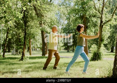 Coppia senior che fa sport insieme nel parco durante le vacanze estive Foto Stock
