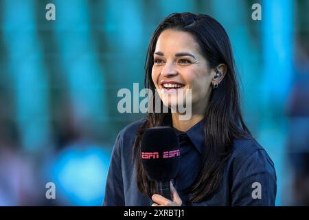 Groninga, Paesi Bassi. 09 agosto 2024. GRONINGA, PAESI BASSI - 9 AGOSTO: Fresia Cousiño Arias di ESPN ride durante l'incontro olandese Eredivisie tra FC Groningen e NAC Breda all'Euroborg il 9 agosto 2024 a Groningen, Paesi Bassi. (Foto di Pieter van der Woude/Orange Pictures) credito: Orange Pics BV/Alamy Live News Foto Stock