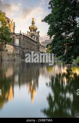 Il Dresden Zwinger, un punto di riferimento dell'architettura barocca. Edificio storico nello stile di un palazzo. Orangerie all'alba nella città di Dresda, Sassonia, Germania Foto Stock