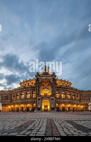 Il Semperoper, la corte reale e l'opera di stato della Sassonia. Il teatro dell'opera si trova in Theaterplatz, nel centro storico della città. Tramonto presso l'edificio barocco architettonico. Dresda, Sassonia, Germania Foto Stock