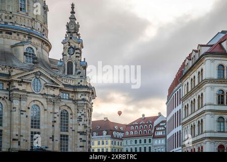 La Frauenkirche è una chiesa barocca protestante-luterana e l'edificio monumentale del Neumarkt. Romantica alba nella città vecchia di Dresda, Sassonia, Germania Foto Stock