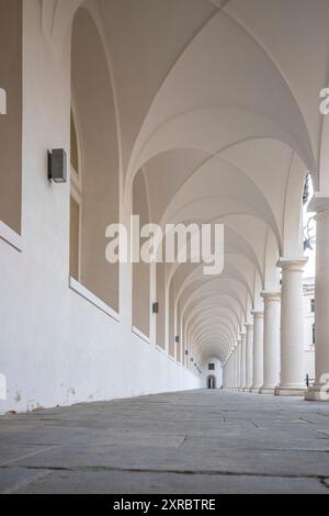 Lo Stallhof faceva parte del palazzo residenziale e serviva come sede per i principali tornei equestri. Architettura storica in bianco. Scattata in mattinata a Dresda, Sassonia, Germania Foto Stock