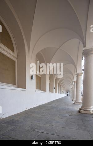 Lo Stallhof faceva parte del palazzo residenziale e serviva come sede per i principali tornei equestri. Architettura storica in bianco. Scattata in mattinata a Dresda, Sassonia, Germania Foto Stock